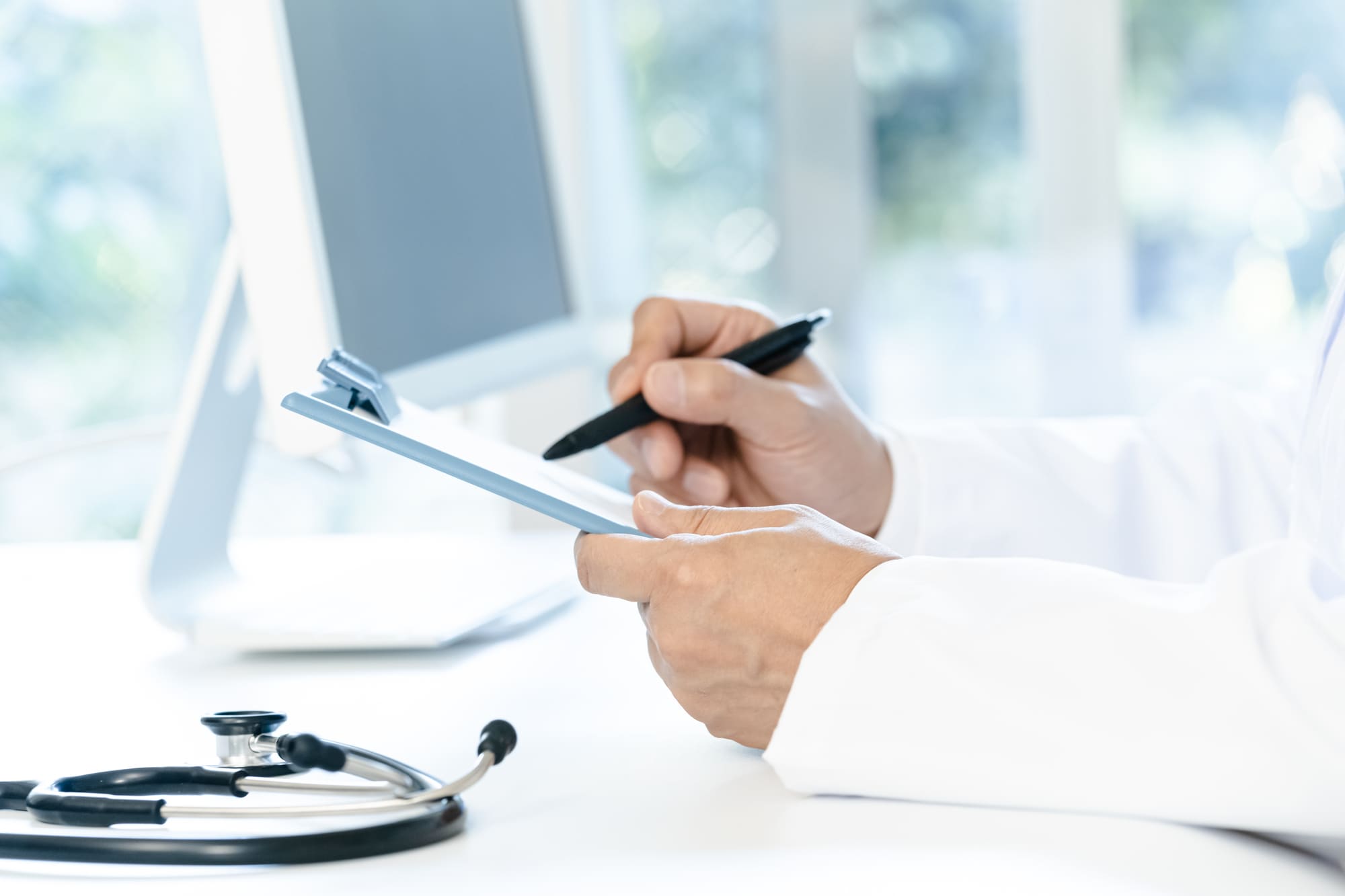 クリニックの離職率の実態と理由を解説する記事のビジュアル。改善策も紹介